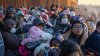 Migrantes aguardan en la frontera pese a que siguen las restricciones para pedir asilo