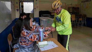 Ciudadanos participan en las elecciones del Consejo Constitucional 2023, hoy, en el colegio Winterhill, en Viña del Mar, Chile.