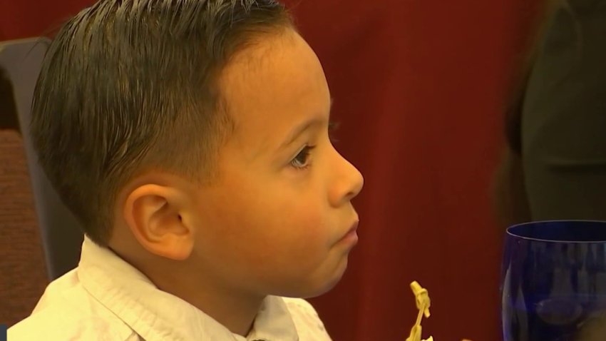 Niño conoce a donante que le salvó la vida