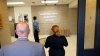Acusan a madre de niño de 6 años que baleó a su maestra en salón de clases