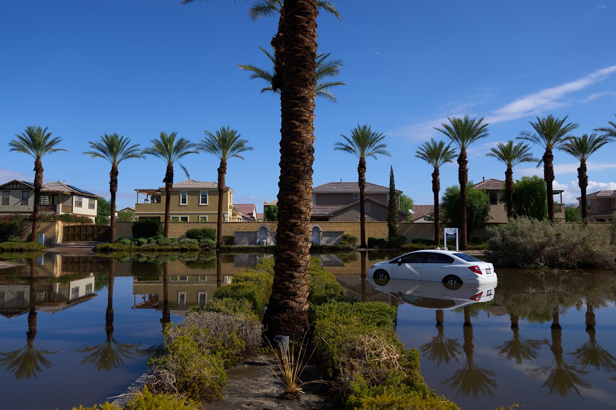 Un automóvil cubierto por agua tras la tormenta tropical Hilary en Cathedral City, California, EE.UU. EFE/EPA/ALLISON DINNER