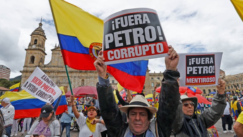 Colombianos protestan contra el gobierno en Bogotá