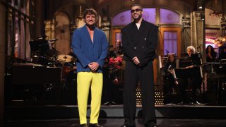 Bad Bunny junto al actor chileno Pedro Pascal en SNL.