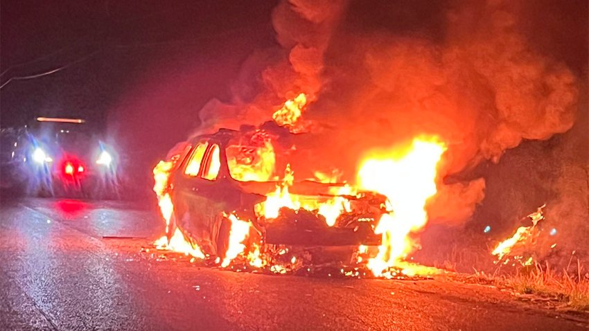 Auto de policía queda envuelto en llamas tras persecución