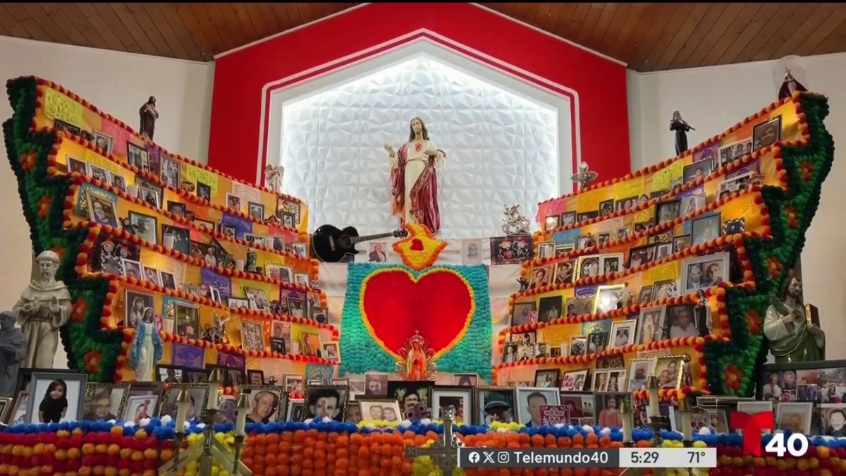 Increible altar de muertos compuesto por más de 700 fotografías