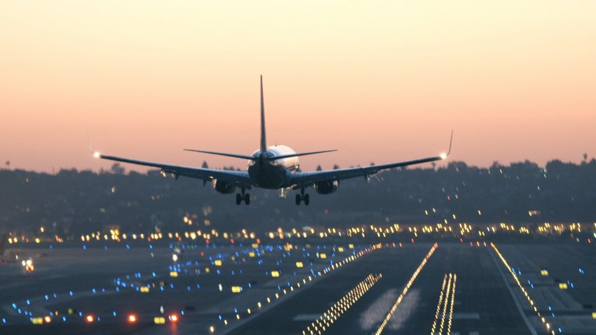 Un avión aterrizando en una pista.