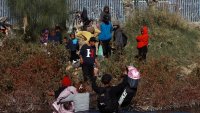 Migrantes de la caravana llegan a la frontera: enfrentan nuevas barreras