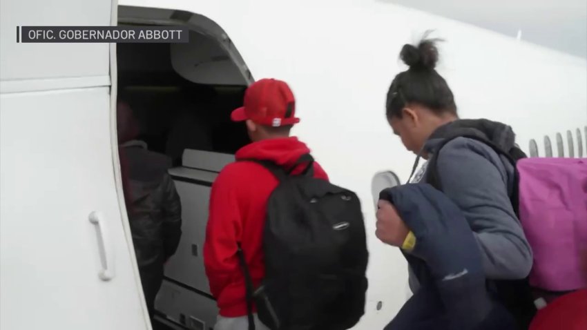 Texas envía avión privado con cerca de 100 migrantes para dejarlos en Chicago