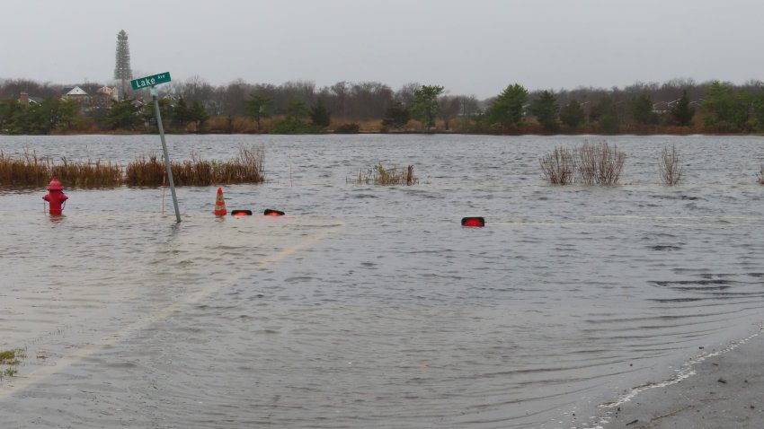 Una tormenta provoca el desborde del lago Twilight en Bay Head, Nueva Jersey, EEUU, 18 de diciembre de 2023. Los vientos fuertes y lluvias provocaron inundaciones, caída de árboles y apagones en el norte de la costa atlántica de Estados Unidos. (AP Foto/Wayne Parry)