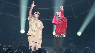 Daddy Yankee y Farruko, durante el concierto que brindaron en San Juan de Puerto Rico el 16 de septiembre pasado.