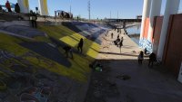 Con 70 murales en la frontera, activistas protestan contra la violencia a migrantes