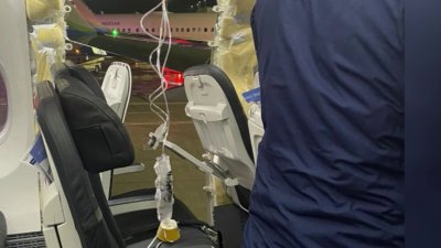 Aterrador video: una ventana se desprende de un avión de Alaska Airlines