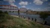 Departamento de Justicia demanda a Texas por ley que permitiría al estado arrestar a migrantes 