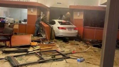 Terror en la sala de emergencias: auto choca contra un hospital en Texas, hay un muerto