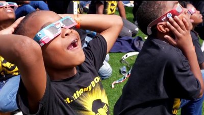 Desde el Cotton Bowl hasta Ennis: Así sorprendió el eclipse solar