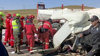 Bomberos y policías rescatan a las víctimas de un accidente este jueves en Oruro, Bolivia.