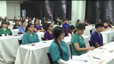 STHS: Estudiantes aprenden sobre el campo de medicína