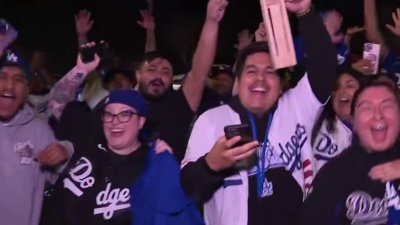 Fanaticos celebran la victoria de los Dodgers en la Serie Mundial