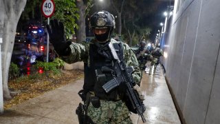 Fotografía de archivo de soldados del Ejército Mexicano que vigilan la sede de la Fiscalía Especializada en Materia de Delincuencia Organizada (Femdo) tras la captura y traslado de Néstor Isidro García “El Nini”, presunto jefe de seguridad del grupo criminal de Los Chapitos, en Ciudad de México.