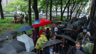 Decenas de personas hicieron fila para entrar a la corte en Manhattan el pasado 16 de mayo.