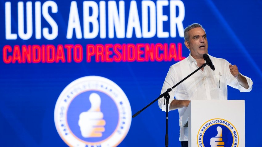 El presidente y candidato a la reelección Luis Abinader habla en un evento de su campaña electoral, este sábado, en Santo Domingo (República Dominicana). EFE/Orlando Barría