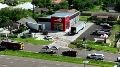 Muere hombre tras chocar dos vehículos y terminar dentro de una casa