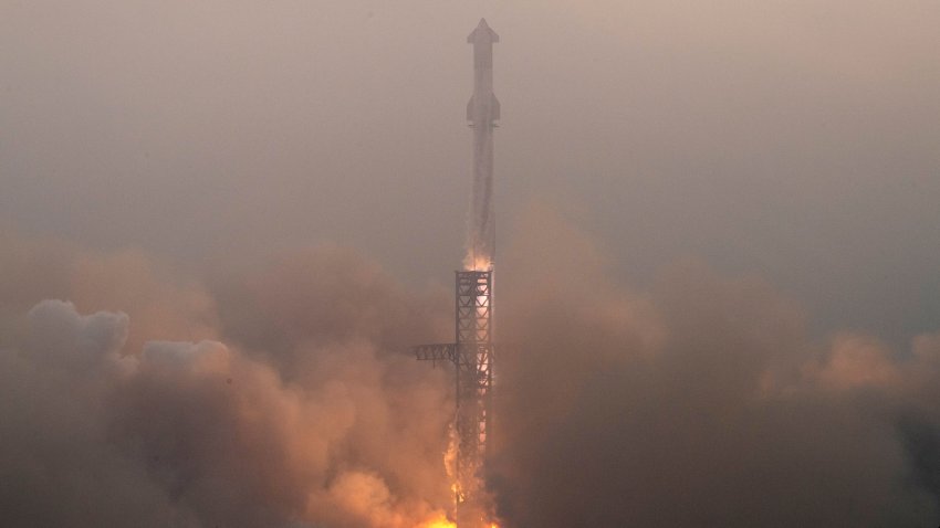 La nave estelar de SpaceX despega en su cuarto vuelo de prueba desde la base estelar de Boca Chica (Texas) el 6 de junio de 2024. La Starship es vital para los planes de la NASA de llevar astronautas a la Luna a finales de esta década y para las esperanzas de Elon Musk, CEO de SpaceX, de colonizar Marte. (Foto de Chandan KHANNA / AFP) (Foto de CHANDAN KHANNA/AFP vía Getty Images)