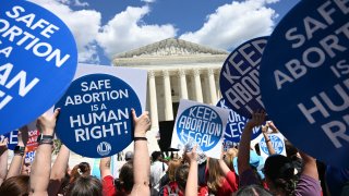 Activistas de derechos reproductivos se manifiestan frente a la Corte Suprema en Washington, DC, el 24 de junio de 2024.