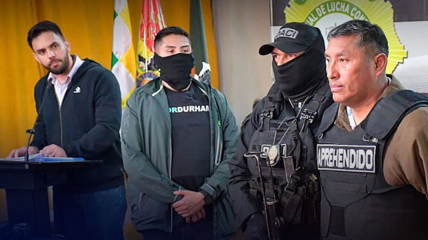 LA PAZ, BOLIVIA – JUNE 26: (—-EDITORIAL USE ONLY  MANDATORY CREDIT – ‘MINISTRY OF GOVERNMENT OF BOLIVIA / HANDOUT’ – NO MARKETING NO ADVERTISING CAMPAIGNS – DISTRIBUTED AS A SERVICE TO CLIENTS—-) A screen grab captured from a video shows the Minister of Government, Eduardo Del Castill (L) are seen as Bolivian authorities arrest former Navy Commander Vice Admiral Juan Arnez (R) who staged a failed coup attempt Wednesday against President Luis Arce, local media reported in La Paz, Bolivia on June 26, 2024. (Photo by Ministry of Government of Bolivia/Anadolu via Getty Images)