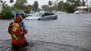 Un residente camina por una calle anegada en Hollywood, Florida el miércoles.