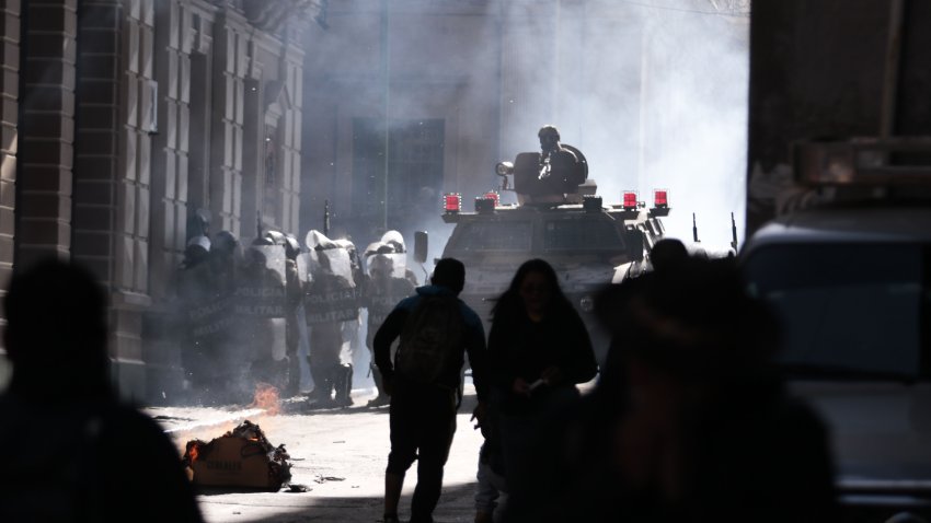 LA PAZ, BOLIVIA – JUNE 26: Supporters of the government of Luis Arce Catacora confront the military who surrounded the Murillo square where the Government Palace is located in an alleged coup d’etat, in La Paz, Bolivia on June 26, 2024. (Photo by Mateo Romay Salinas/Anadolu via Getty Images)