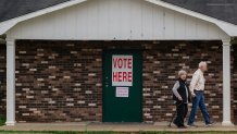 Elijah Nouvelage | Getty Images
Votantes entran en un colegio electoral para depositar su voto en las primarias del estado el 5 de marzo de 2024 en Oxford, Alabama. 15 estados y uno de EEUU 