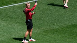 ARCHIVO - En esta foto del martes 23 de julio del 2024, la entrenadora de la selección femenina de fútbol de Canadá Beverly Priestman se toma una foto en el estadio Geoffroy-Guichard de Saint-Étienne antes de los Juegos Olímpicos.