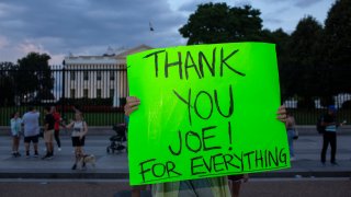 Una mujer con un cartel que dice "Gracias Joe por todo" se reúne frente a la Casa Blanca después de escuchar la noticia de que el presidente Joe Biden se retira de la contienda presidencial. El presidente. (Foto de Probal Rashid/LightRocket vía Getty Images)