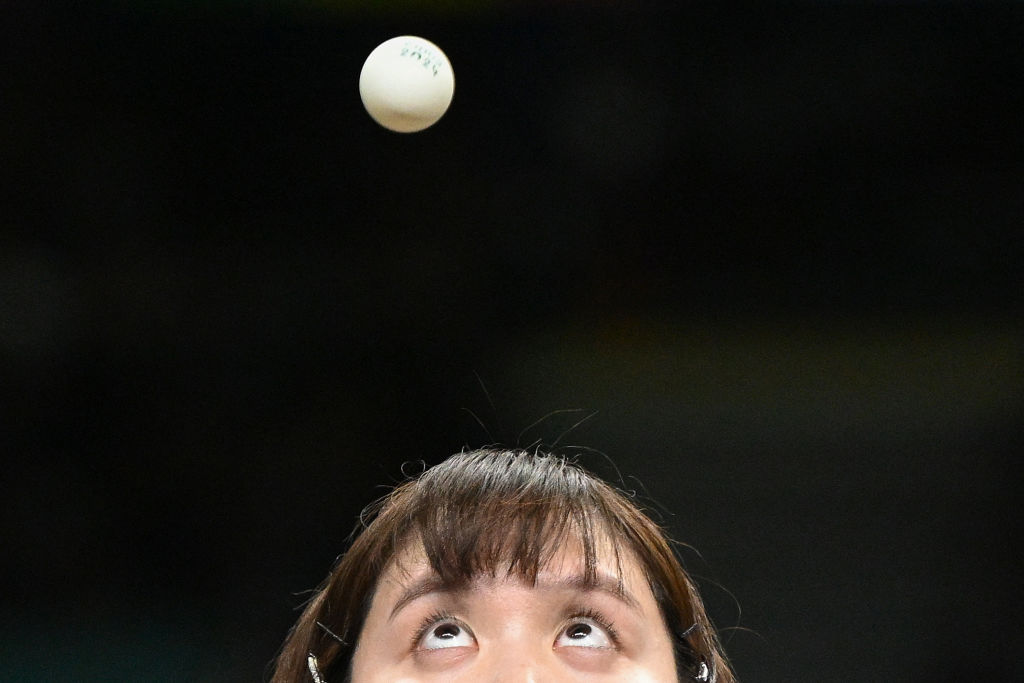 La japonesa Miu Hirano mira la pelota durante su partido individual de tenis de mesa femenino en los cuartos de final por equipos entre Tailandia y Japón en los Juegos Olímpicos de París 2024 en el South Paris Arena en París el 6 de agosto de 2024. (Foto de JUNG YEON-JE/AFP vía Getty Images)