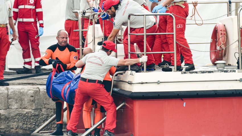 ARCHIVO -Buzos del cuerpo de bomberos de Italia suben a bordo una bolsa de plástico con el cuerpo de una de las víctimas de un naufragio, en Porticello, Sicilia, en el sur de Italia, el jueves 22 de agosto de 2024. (AP Foto/Salvatore Cavalli, Archivo)