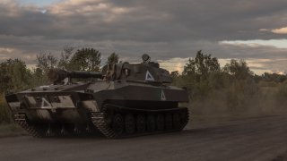 Un tanque ucraniano avanza cerca de la frontera con Rusia, en la región de Kursk, el lunes.