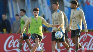 El delantero de Argentina Julián Álvarez patea la pelota durante un entrenamiento previo al partido contra Chile por las eliminatorias para el Mundial 2026, en Buenos Aires, Argentina, martes 3 de septiembre de 2024.