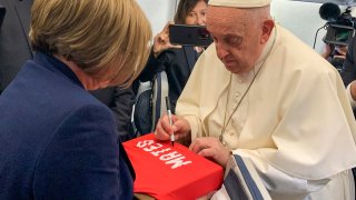 El papa firma camiseta de fútbol enviada por familia de Mateo, el niño asesinado en España