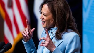 Kamala Harris cuenta que tiene un arma, en un evento de campaña con Oprah Winfrey