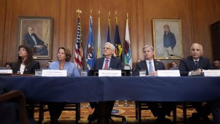 El secretario de Justicia Merrick Garland, en el centro, habla antes de una reunión del Grupo de Trabajo sobre Amenazas Electorales del Departamento de Justicia, en el Departamento de Justicia, el miércoles 4 de septiembre de 2024, en Washington.