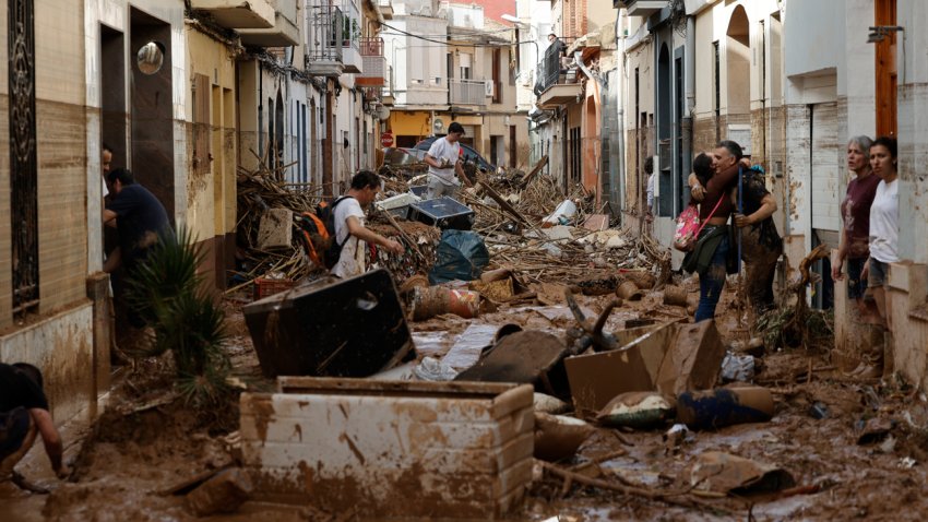 Varias personas trabajan en las labores de limpieza y desescombro en Paiporta, Valencia, este jueves. EFE/ Biel Aliño