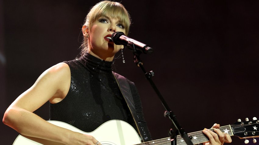 NASHVILLE, TENNESSEE – 20 DE SEPTIEMBRE: Taylor Swift, galardonada con el premio NSAI a la Compositora-Artista de la Década, actúa en el escenario durante los premios NSAI 2022 Nashville Songwriter Awards en el Ryman Auditorium el 20 de septiembre de 2022 en Nashville, Tennessee. (Foto de Terry Wyatt/Getty Images)