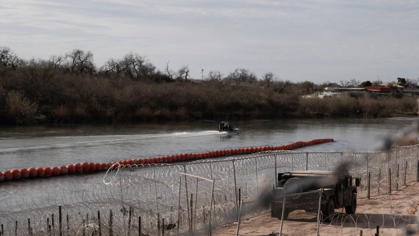 Miembros de la Guardia Nacional de Texas patrullan una sección del río Grande en Eagle Pass, Texas, EEUU, el viernes 23 de febrero de 2024.