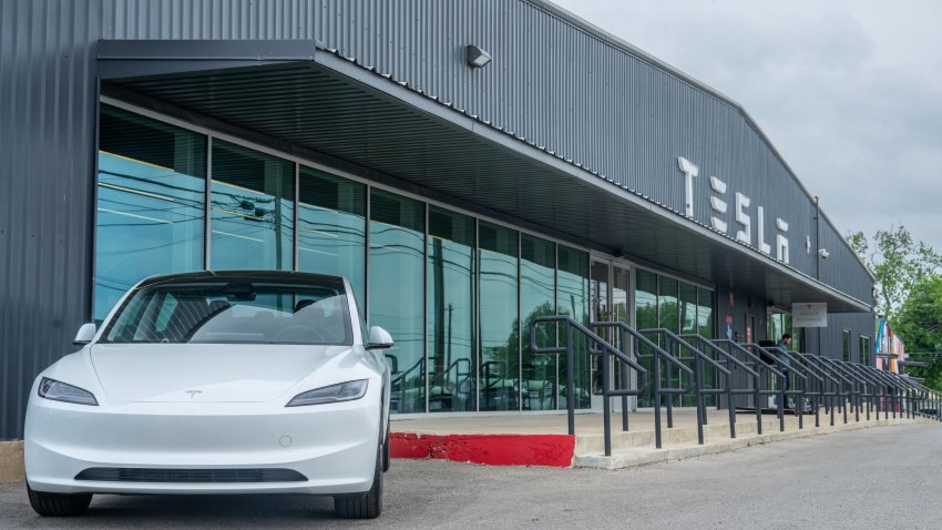 Un Tesla Model Y en un concesionario Tesla el 15 de abril de 2024 en Austin, Texas.