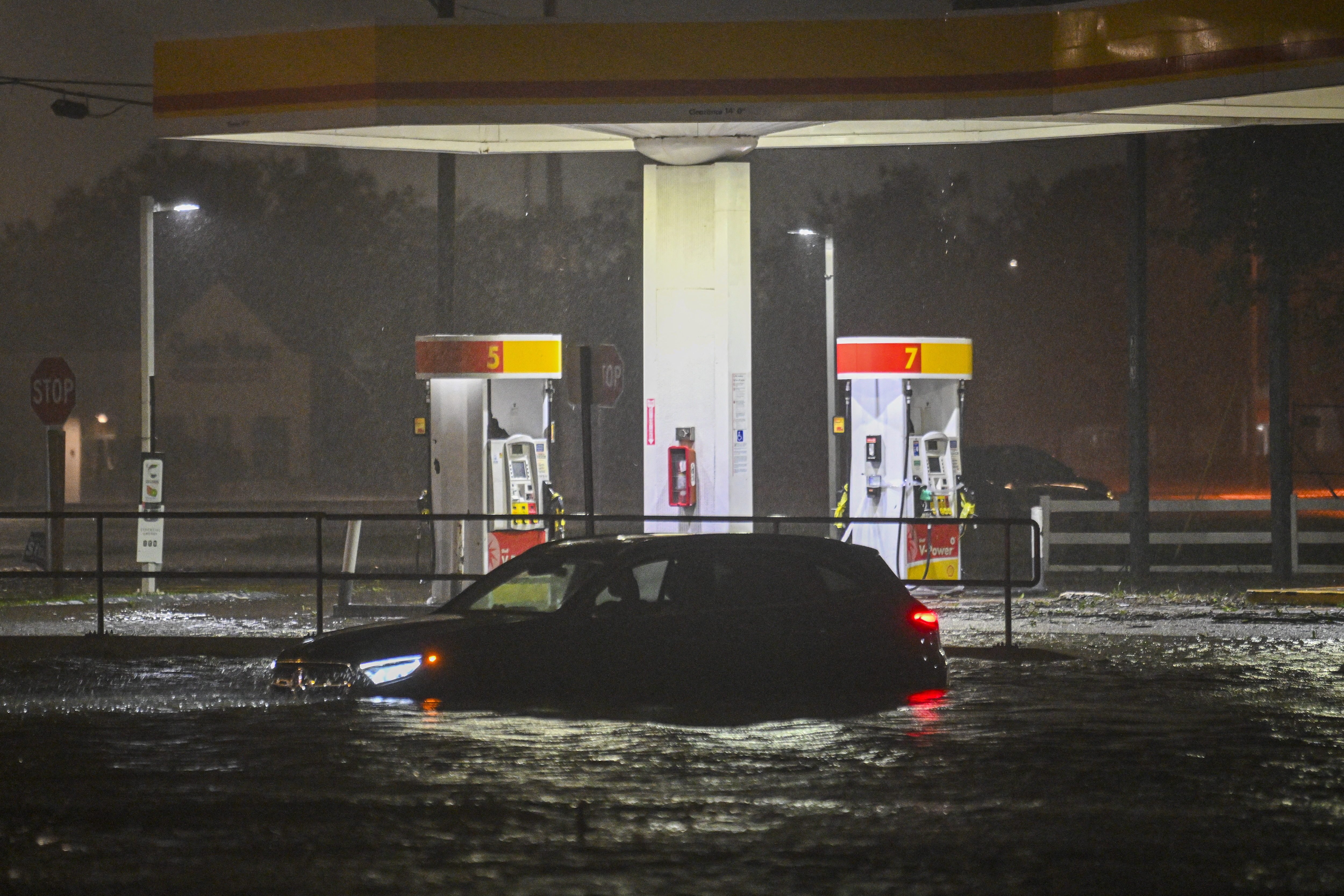 Un vehículo queda varado en una calle inundada después de que el huracán Milton tocara tierra en Brandon, Florida, el 9 de octubre de 2024.