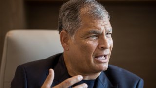 Correa dice que revocatoria de visa a periodista es un "atentado a la libertad de prensa"