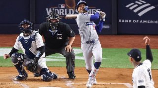 Mookie Betts, de los Dodgers, conecta un doble durante la primera entrada del cuarto juego de la Serie Mundial de las Grandes Ligas de Béisbol (MLB).