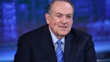 NUEVA YORK, NUEVA YORK - 17 DE SEPTIEMBRE: (COBERTURA EXCLUSIVA) El colaborador de FOX News, el gobernador Mike Huckabee, visita "The Story with Martha MacCallum" en los estudios de Fox News Channel el 17 de septiembre de 2019 en la ciudad de Nueva York. (Foto de Steven Ferdman/Getty Images)