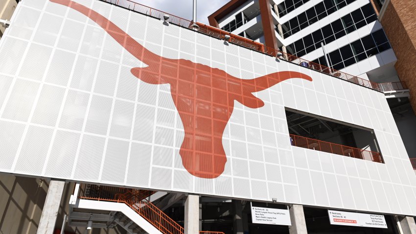 AUSTIN, TX – 17 DE SEPTIEMBRE: La fachada de la puerta 1 del lado oeste del estadio Texas Longhorn se muestra antes del partido entre los UTSA Roadrunners y los Texas Longhorns el 17 de septiembre de 2022, en el Darrell K Royal-Texas Memorial Stadium en Austin, Texas. (Foto de John Rivera/Icon Sportswire vía Getty Images)